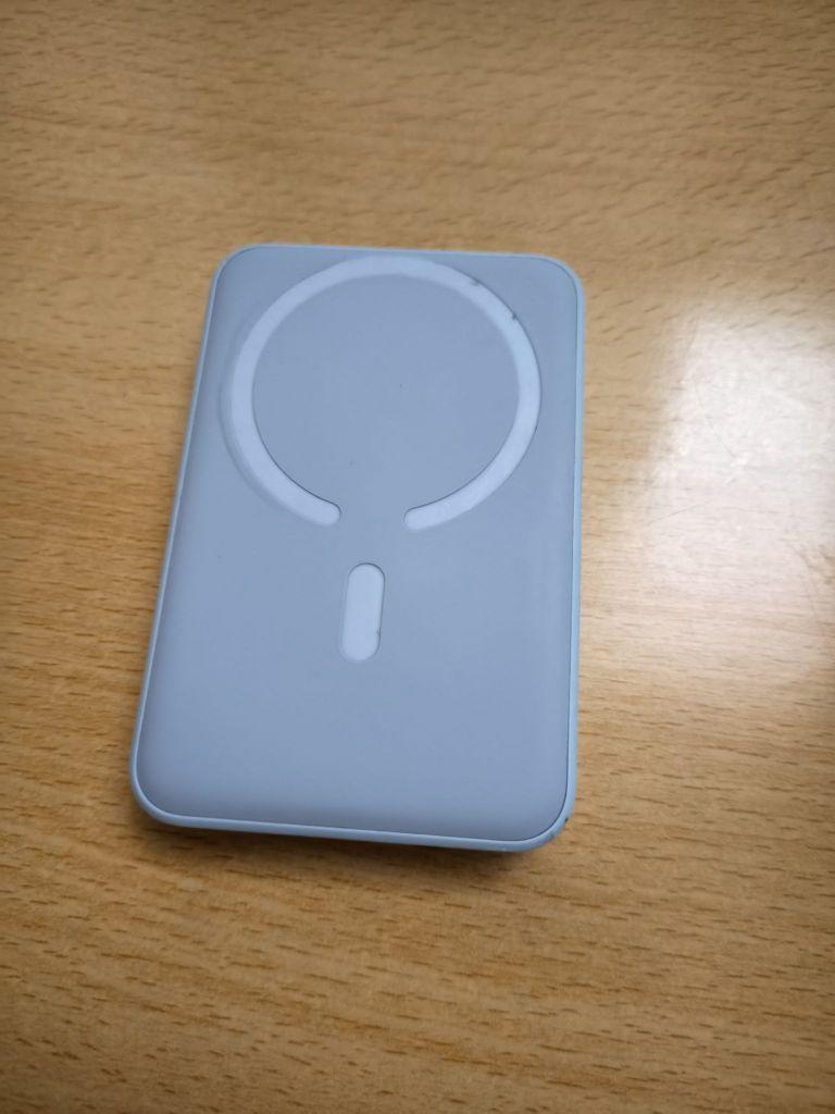 出门带它一个就可以了,随身携带方便,才200多克,无线充电挺快,带手机壳也能充电